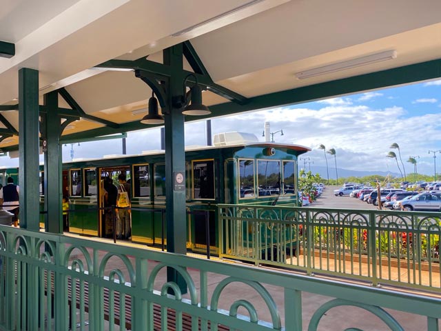 Maui trolley pulling up to the station