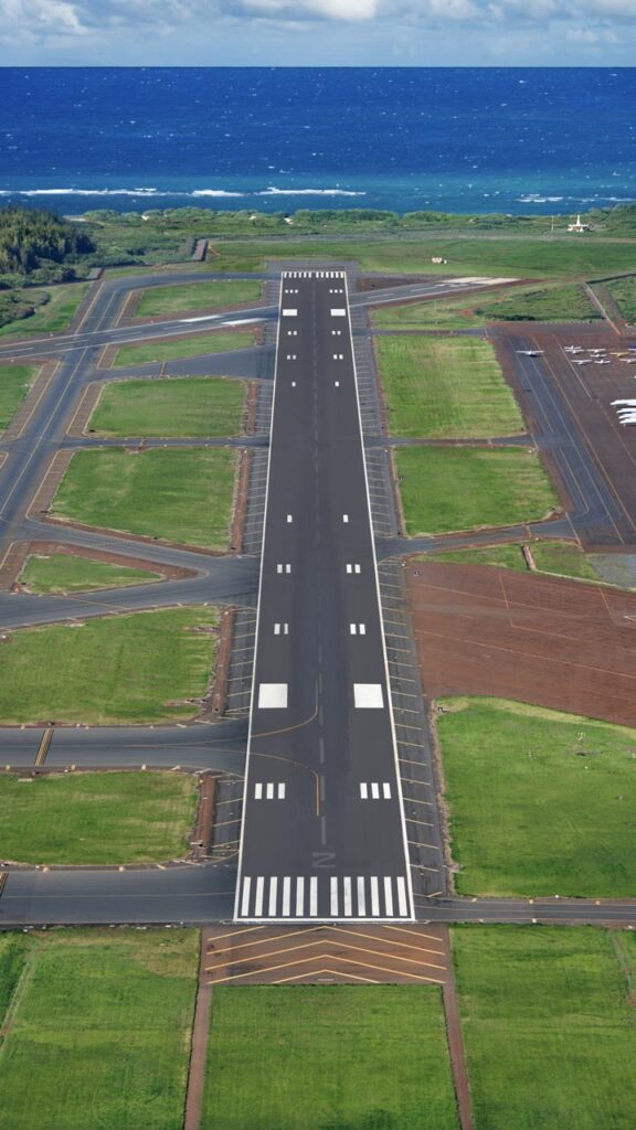 maui airport runway at ogg